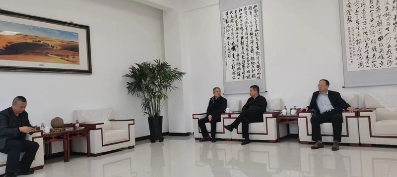 公司與哈密市政府領(lǐng)導(dǎo)洽談公司新疆發(fā)展思路，加大助力新疆能源發(fā)展！